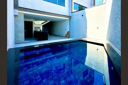 Casa à venda com 210m², 3 quartos e 4 vagasPiscina