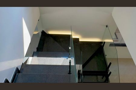 Casa à venda com 210m², 3 quartos e 4 vagasDetalhe escada