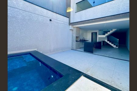 Casa à venda com 210m², 3 quartos e 4 vagasPiscina