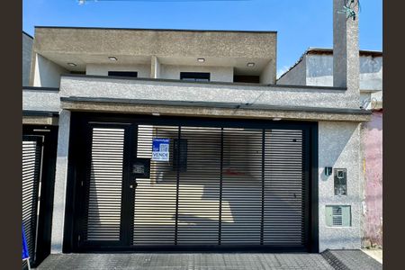 Casa à venda com 210m², 3 quartos e 4 vagasPlaca instalada na fachada do imóvel