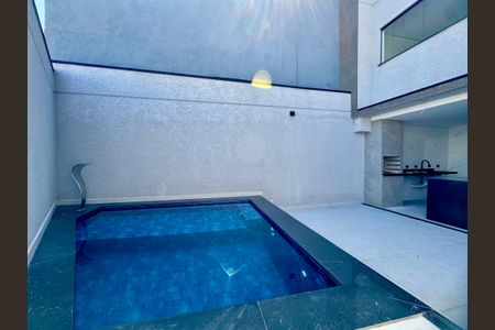 Casa à venda com 210m², 3 quartos e 4 vagasPiscina
