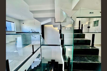 Casa à venda com 210m², 3 quartos e 4 vagasDetalhe escada