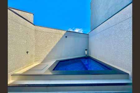 Casa à venda com 210m², 3 quartos e 4 vagasPiscina