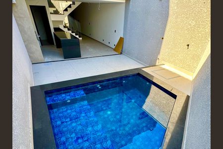 Casa à venda com 210m², 3 quartos e 4 vagasPiscina
