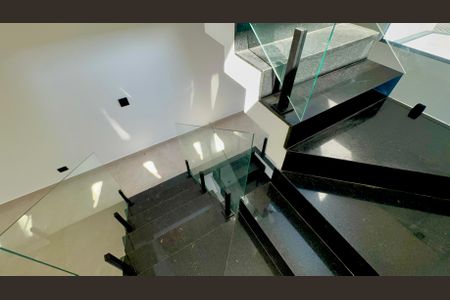 Casa à venda com 210m², 3 quartos e 4 vagasDetalhe escada
