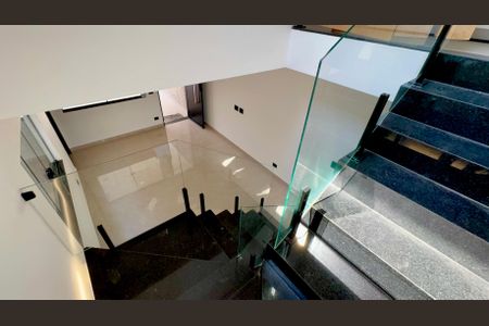 Casa à venda com 210m², 3 quartos e 4 vagasDetalhe escada