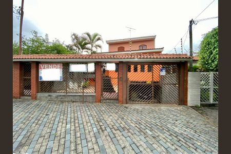 Casa para alugar com 100m², 2 quartos e 2 vagasFachada