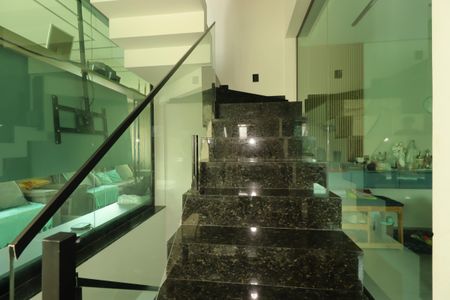 Casa à venda com 180m², 3 quartos e 3 vagasEscada para o primeiro piso