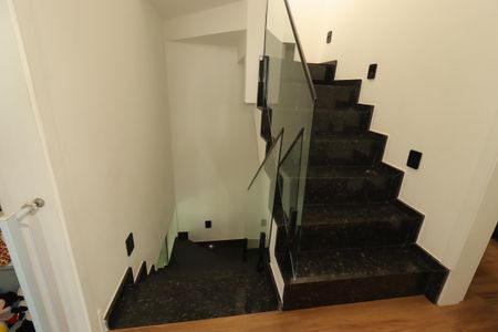 Casa à venda com 180m², 3 quartos e 3 vagasEscada para o segundo piso