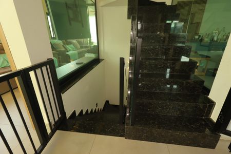 Casa à venda com 180m², 3 quartos e 3 vagasEscada para o primeiro piso