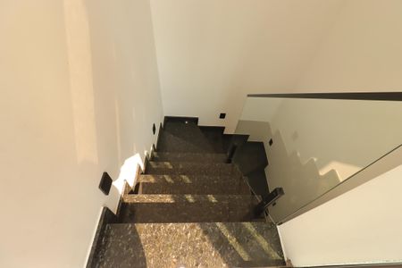 Casa à venda com 180m², 3 quartos e 3 vagasEscada para a cobertura