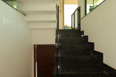 Casa à venda com 180m², 3 quartos e 3 vagasEscada para o primeiro piso