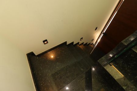 Casa à venda com 180m², 3 quartos e 3 vagasEscada para o primeiro piso