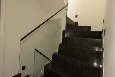 Casa à venda com 180m², 3 quartos e 3 vagasEscada para o segundo piso