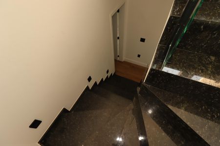 Casa à venda com 180m², 3 quartos e 3 vagasEscada para a cobertura