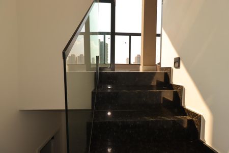 Casa à venda com 180m², 3 quartos e 3 vagasEscada para a cobertura