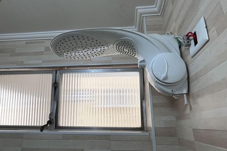 Banheiro de kitnet/studio para alugar com 0 quarto, 44m² em Aparecida, Santos