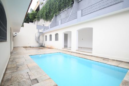 Casa para alugar com 365m², 5 quartos e 4 vagas Casa para alugar com 365m², 5 quartos e 4 vagasPiscina