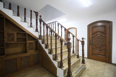 Casa para alugar com 365m², 5 quartos e 4 vagas Casa para alugar com 365m², 5 quartos e 4 vagasEscada