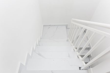 Casa à venda com 89m², 2 quartos e 2 vagas Casa à venda com 89m², 2 quartos e 2 vagasEscada