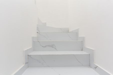 Casa à venda com 89m², 2 quartos e 2 vagas Casa à venda com 89m², 2 quartos e 2 vagasEscada