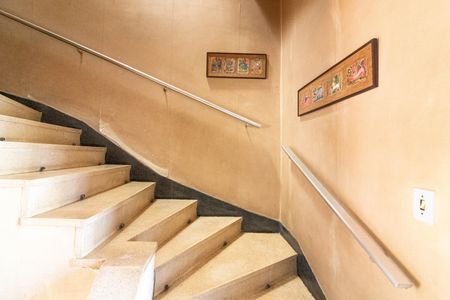 Casa à venda com 160m², 3 quartos e 1 vaga Casa à venda com 160m², 3 quartos e 1 vagaEscada