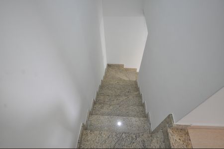 Casa para alugar com 135m², 2 quartos e 2 vagasEscada