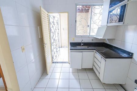 Casa de condomínio para alugar com 70m², 2 quartos e 2 vagascozinha