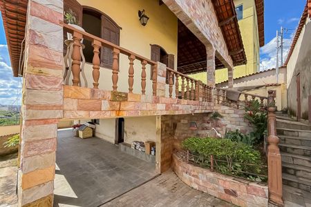 Casa à venda com 3 quartos, 382m² em Fernão Dias, Belo Horizonte