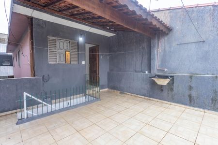 Casa para alugar com 80m², 2 quartos e 1 vagaÁrea de serviço / varanda 