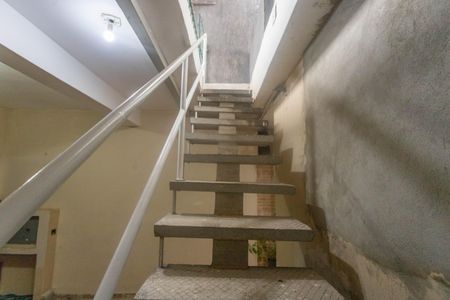 Casa para alugar com 80m², 2 quartos e 1 vagaEscada de entrada 