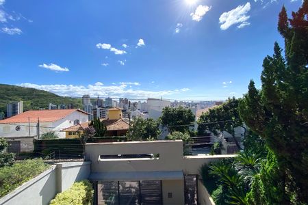 Casa à venda com 550m², 5 quartos e 4 vagasVista