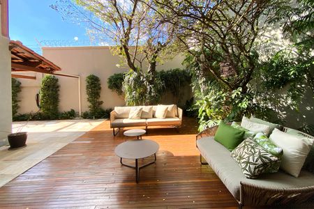 Casa à venda com 550m², 5 quartos e 4 vagasQuintal