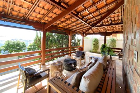 Casa à venda com 550m², 5 quartos e 4 vagasVaranda