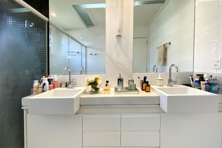 Casa à venda com 550m², 5 quartos e 4 vagasBanheiro da Suíte 1