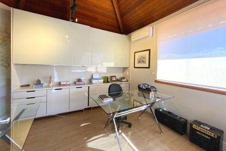 Casa à venda com 550m², 5 quartos e 4 vagasEscritório