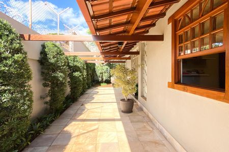 Casa à venda com 550m², 5 quartos e 4 vagasCorredor externo