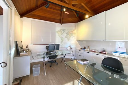 Casa à venda com 550m², 5 quartos e 4 vagasEscritório