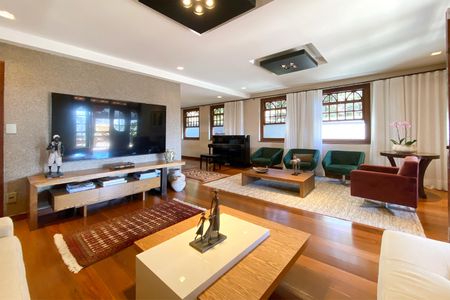 Casa à venda com 550m², 5 quartos e 4 vagasSala
