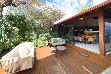Casa à venda com 550m², 5 quartos e 4 vagasQuintal