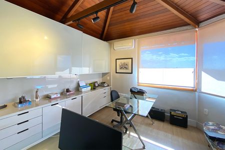 Casa à venda com 550m², 5 quartos e 4 vagasEscritório