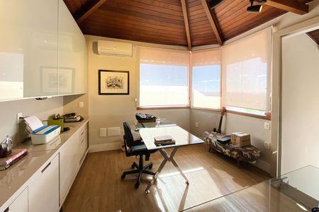 Casa à venda com 550m², 5 quartos e 4 vagasEscritório