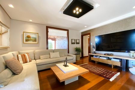 Casa à venda com 550m², 5 quartos e 4 vagasSala de Estar