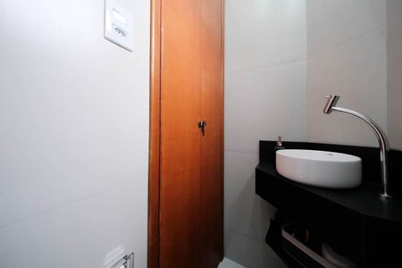 Casa de condomínio à venda com 130m², 3 quartos e 2 vagasLavabo