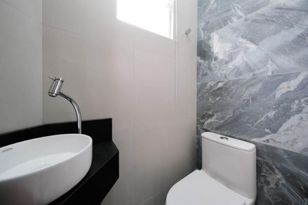 Casa de condomínio à venda com 130m², 3 quartos e 2 vagasLavabo