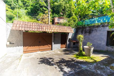 Casa à venda com 2 quartos, 750m² em Serra Grande, Niterói