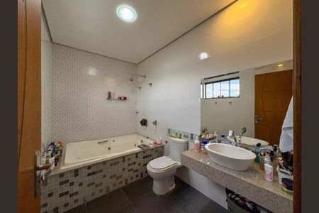 Casa à venda com 215m², 5 quartos e 3 vagas