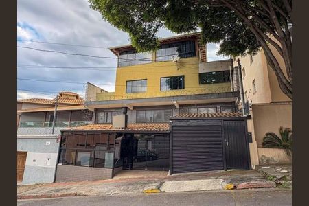 Casa à venda com 215m², 5 quartos e 3 vagas