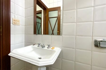 Casa para alugar com 560m², 5 quartos e 4 vagasBanheiro de serviço