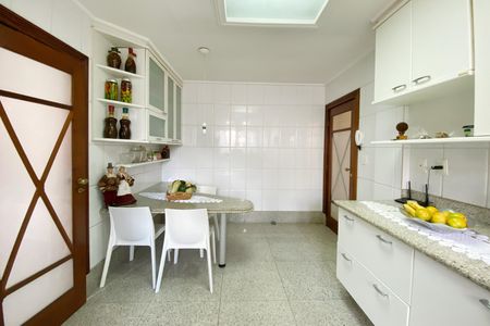 Casa para alugar com 560m², 5 quartos e 4 vagasCozinha